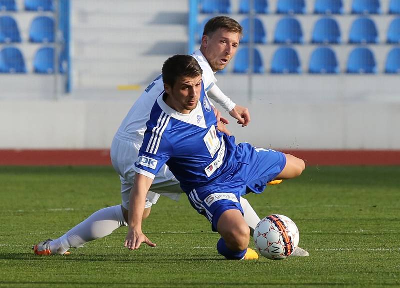 Ústečtí fotbalisté (bílí) doma rozstříleli Kolín 5:1.