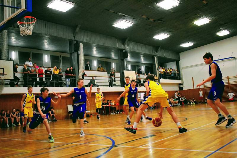 Basketbalové derby mezi Slunetou Ústí nad Labem a Děčínem v extralize žáků U14 skončilo vítězstvím domácích 76:60.