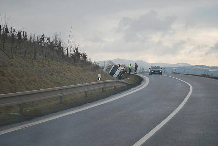 Toto způsobila pravděpodobně nepřiměřená rychlost na silnici od průmyslové zóny Předlice k plynárně Úžín.