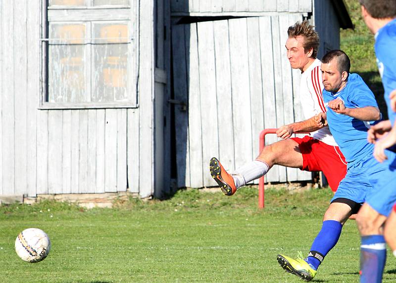 Zápas 16. kola 1. A třídy mezi Střekovem (v červenobílém) a Velkým Březnem