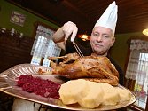 Ve střekovské restauraci v Ústí nad Labem připravil Vlastimil Žáček pečenou svatomartinskou husu již v pátek