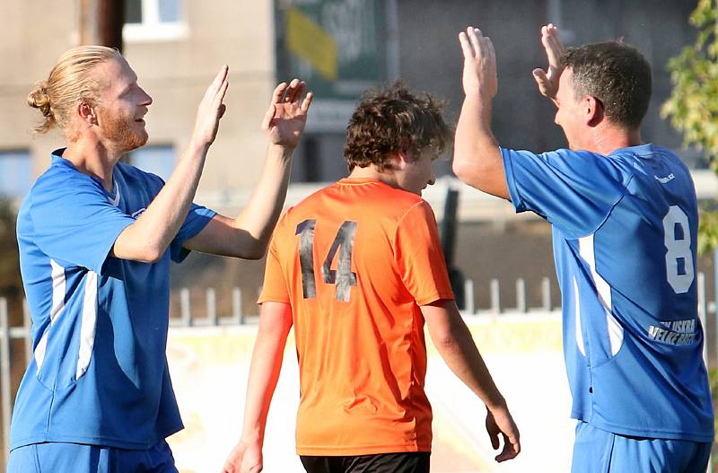 Fotbalisté Velkého Března B (v modrém) doma porazili Povrly 4:1.