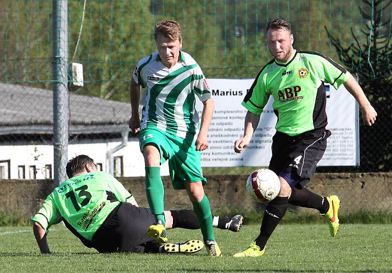 Fotbalisté Libouchce (pruhovaní) porazili Hostovice 3:0.