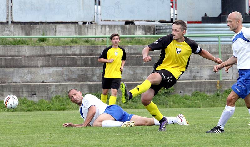 Fotbalisté Trmic doma přehráli Chlumec (žlutí) 3:2.