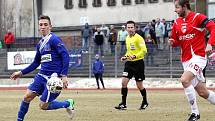 Ústečtí fotbalisté (modří) doma porazili Pardubice 1:0.