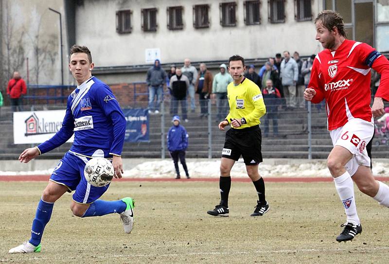 Ústečtí fotbalisté (modří) doma porazili Pardubice 1:0.