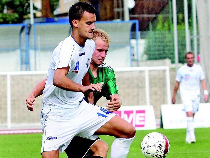 Fotbalisté Army dnes hostí celek Sezimova Ústí. Na snímku se souboje s Mostem v útočné akci Holek. 