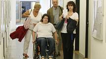 Obžalovaná, dnes již bezmocná žena, přijela k soudu na vozíku, vypovídala čtyři hodiny.