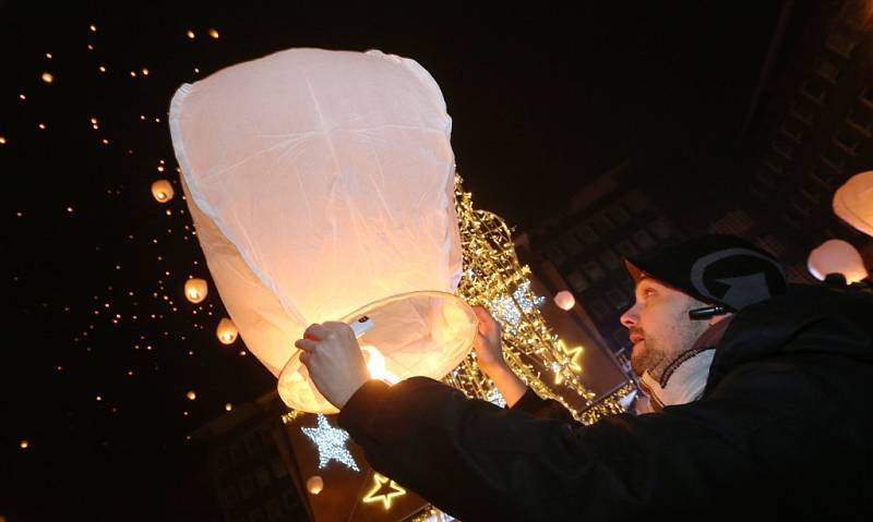 Osmý ročník akce Rozsviťme Ústí nad Labem se uskutečnil na Lidickém náměstí. 