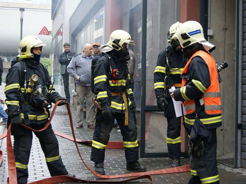 Cvičení mělo za úkol prověřit průběh zásahu v objektu se složitými podmínkami pro zásah. 