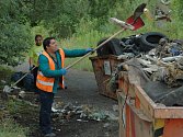 Odpad z pozemků pod průmyslovou zónou v Předlicích zabral několik kontejnerů. 