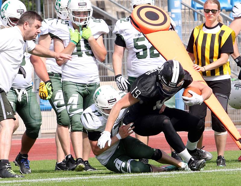 Paddock liga 2019. Ústečtí Blades (černé dresy) přehráli při prvním utkání na městském stadionu Alligators Brno (bílo-zelené dresy) 30:0.