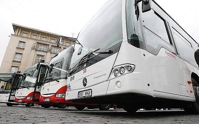 Ústecký dopravní představil v úterý dopoledne obyvatelům metropole na Mírovém náměstí nové autobusy.