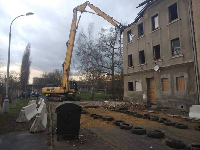 Demolice vyhořelé ruiny v Předlicích.