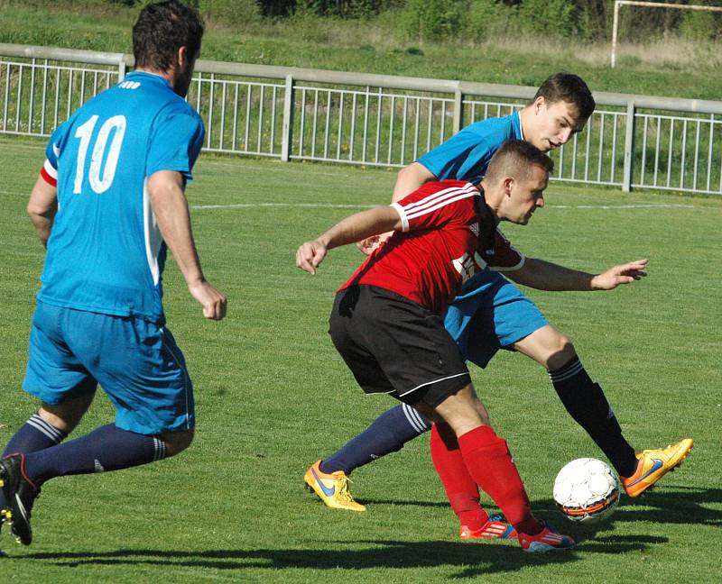 Fotbalisté Brné (červení) zvítězili v Jílovém 1:0. 