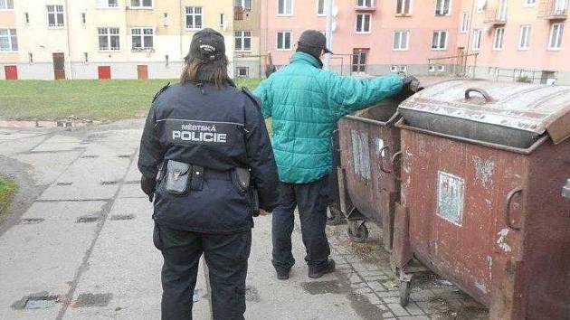 Strážníci kontrolovali na Střekově osoby, které prohrabují popelnice a kontejnery.