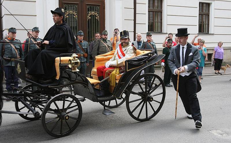 Císař přijel otevřít muzeum.