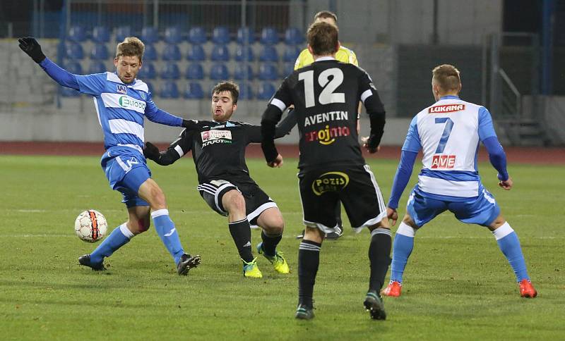 Fotbalisté Ústí (pruhovaní) doma podlehli Znojmu 0:1.