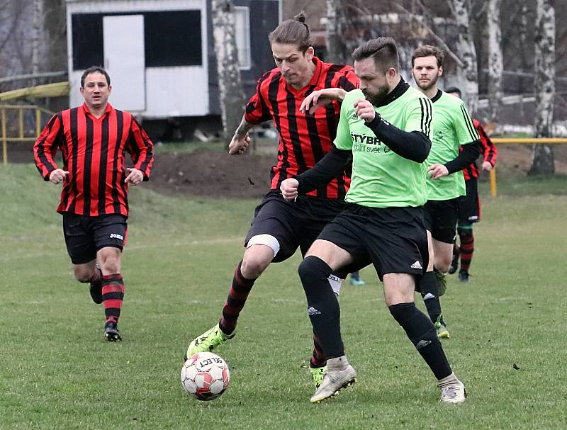 I. B třída 16. kolo.. Fotbalisté TJ Svádov - Olšinky (zelenočerní) zvítězili nad  TJ Union Děčín (pruhovaní) 3:1.