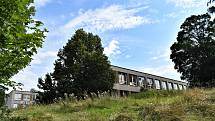 Bývalá škola zatím dál pustne na rozsáhlém pozemku na sídlišti na Severní Terase v Ústí nad Labem.