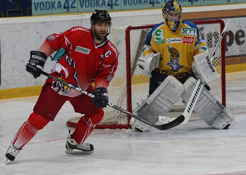 Pavel Francouz v sezonách 2010/2011 a 2011/2012 oblékal dres ústeckého Slovanu.