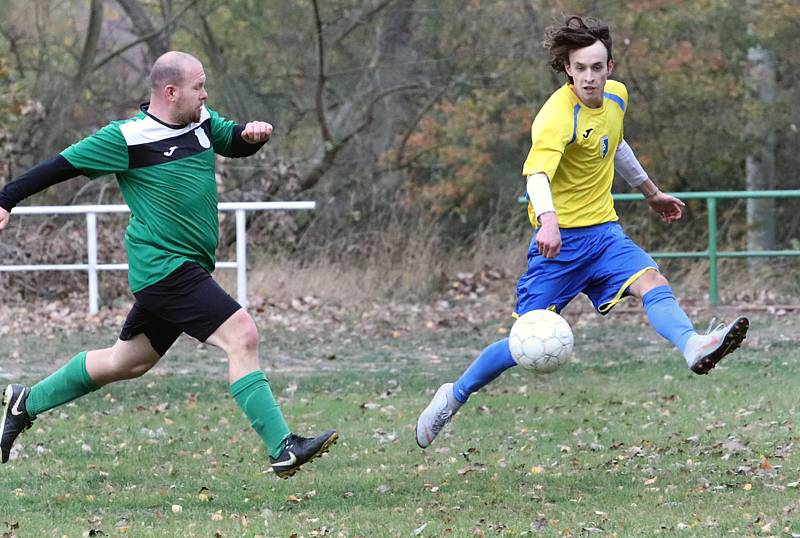 Fotbalisté Vaňova (ve žlutomodrém) zvítězili i v Sebuzíně 4:1 a drží pozici lídra. Foto: Deník/Rudolf Hoffmann