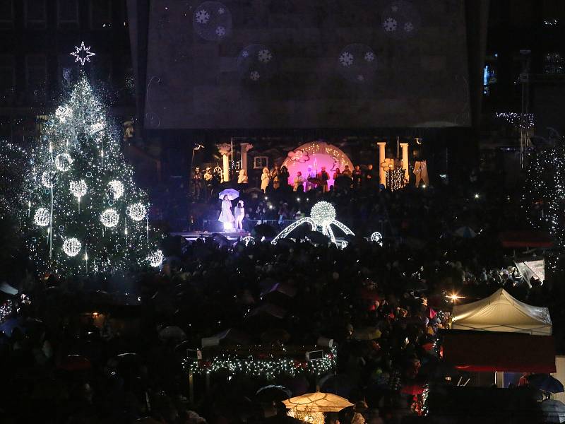 První adventní neděli se na ústeckém Lidickém náměstí rozsvítil vánoční strom a začaly zde vánoční trhy.