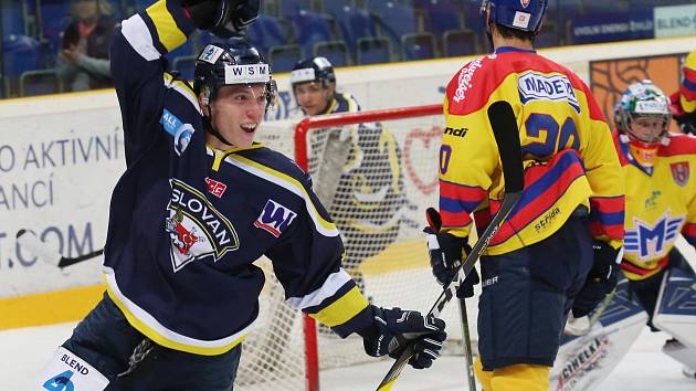 Hokejisté Slovanu (modří) doma porazili České Budějovice 4:3.