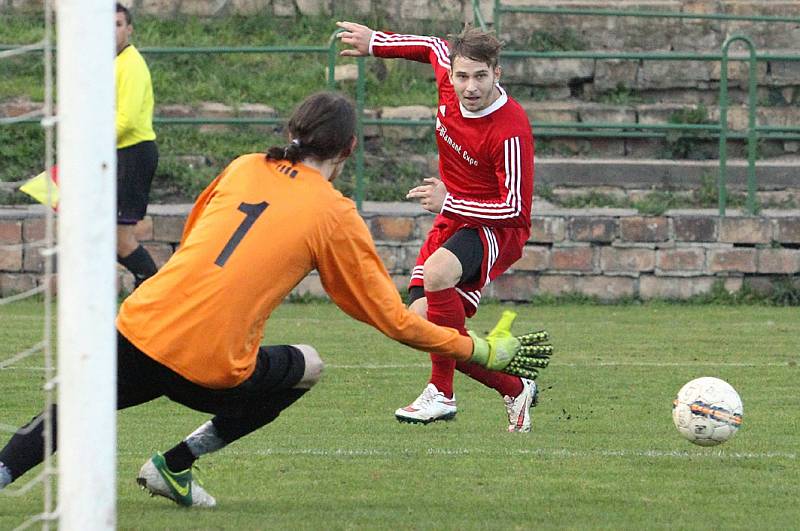 Fotbalisté Neštěmic (červení) doma porazili v derby Střekov 4:1.