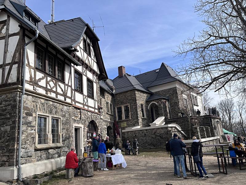 Vůně zabijačky v sobotu přilákala stovky lidí na teplický hrad Doubravka.