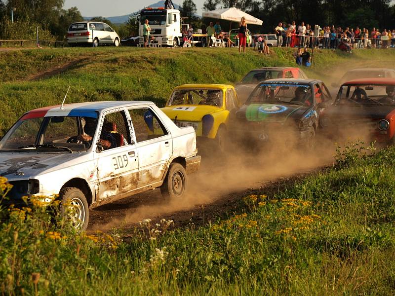 Žlutý trabant s číslem 41 obdivovali snad všichni nejen z nostalgické vzpomínky, ale především pro jeho řidičku osmnáctiletou Denisu Pappovou.