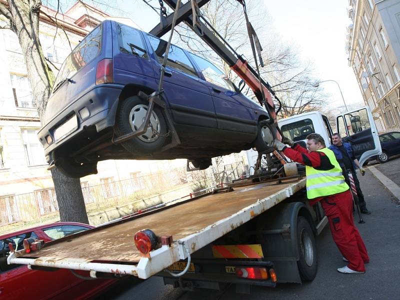 Odtahování špatně zaparkovaných automobilů v Ústí nad Labem. Ilustrační foto.