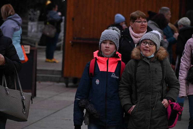 Vánoční strom na Lidickém náměstí už svítí. Trhovci zmizeli.