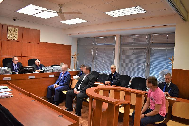Pavla Z., Jiřího M. a Michala Š. obžalovali v případě stáčených tachometrů, věc řeší krajský soud v Ústí, k němu obviněné doprovodili advokáti.