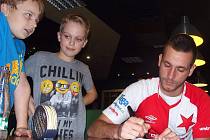 Slávista Michael Lüftner navštívil dokopnou mladých fotbalistů Chabařovic.