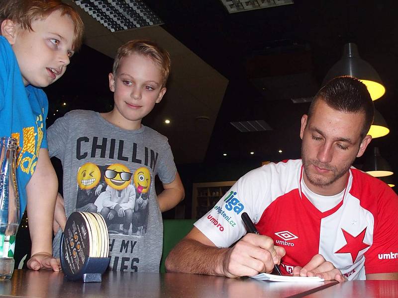 Slávista Michael Lüftner navštívil dokopnou mladých fotbalistů Chabařovic.