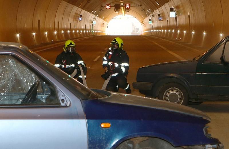 Požár dvou aut likvidovali hasiči v tunelu Radejčín na dálnici D8. 