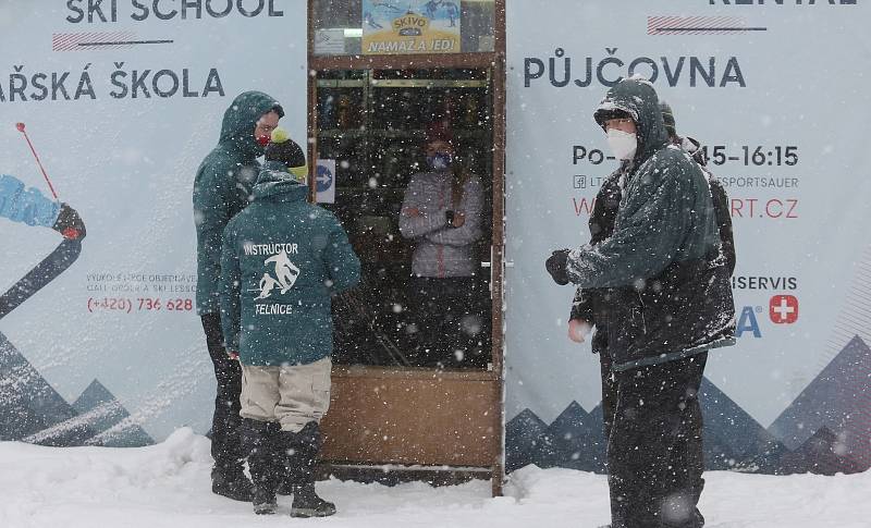 Pokus o spuštění vleků a lanovky nevyšel. Policie podle nařízení vlády o šíření koronaviru spuštění zakázala. Lidé proto vyrazili na sjezdovky po svých, jen počasí nepřálo, hustě sněžilo a foukal ledový vítr.