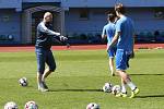 První trénink fotbalistů Army v Ústí nad Labem od vypuknutí koronaviru. Hráči museli dodržovat odstupy, jakýkoliv fyzický kontakt byl zakázán.