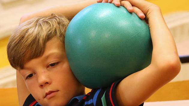 Děti používají ve škole při výuce a o přestávce relaxační balony SBALL.