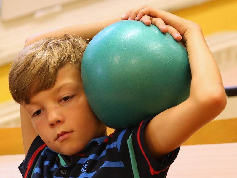 Děti používají ve škole při výuce a o přestávce relaxační balony SBALL.