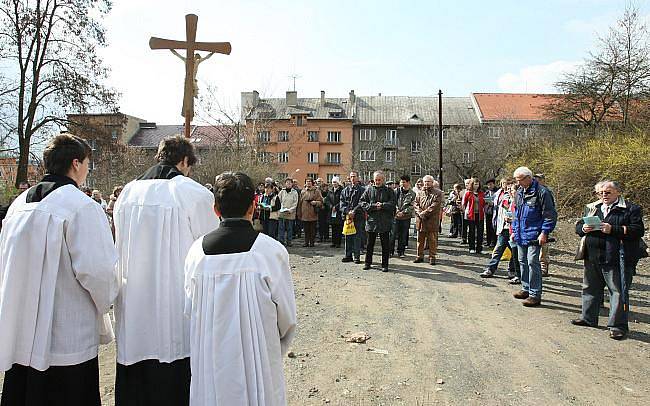  Pouti na Velký pátek se zúčastnilo na 150 lidí. Nechyběl ani primátor města Ústí Jan Kubata.