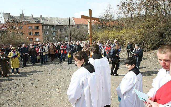  Pouti na Velký pátek se zúčastnilo na 150 lidí. Nechyběl ani primátor města Ústí Jan Kubata.