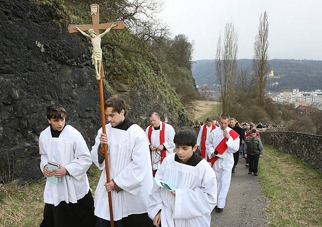  Pouti na Velký pátek se zúčastnilo na 150 lidí. Nechyběl ani primátor města Ústí Jan Kubata.