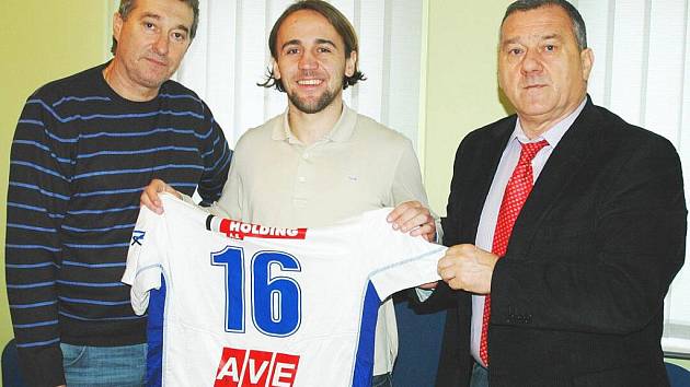 Bosenský záložník Mario Lamešič podepsal v pátek za doprovodu manažera FK Ústí Stanislava Pelce (vlevo) a svého manažera Jelenka Lazareviče (vpravo) smlouvu na půl roku.