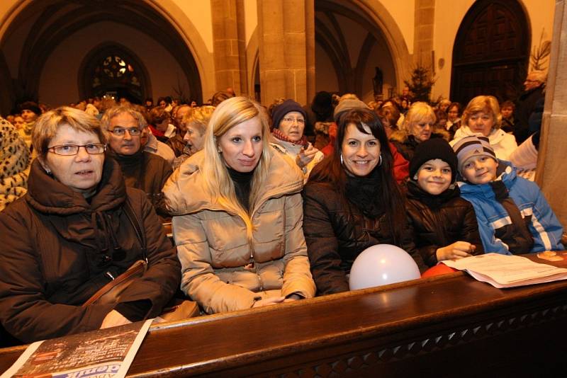 Ústečané se připojili k akci Česko zpívá koledy. Kostel Nanebevzetí Panny Marie zaplnili do posledního místa.