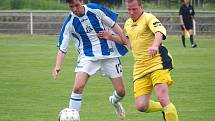 Fotbalisté Chabařovic (pruhovaní) doma porazili Malé Březno vysoko 6:1.