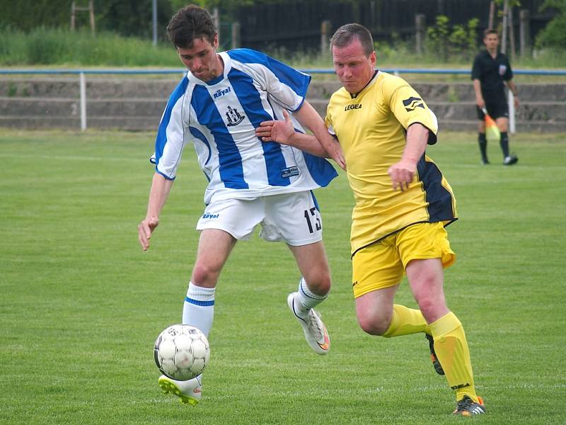 Fotbalisté Chabařovic (pruhovaní) doma porazili Malé Březno vysoko 6:1.