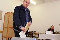Předseda Dělnické strany sociální spravedlnosti Tomáš Vandas odvolil ve volební místnosti ve Střední ekonomické škole v Pařížské ulici v Ústí nad Labem. 