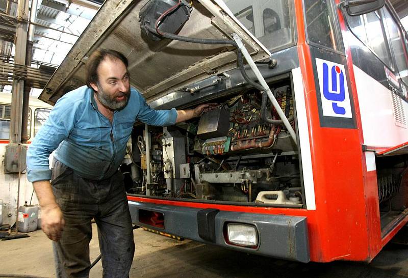 Mechanik Miroslav Lhotský má plné ruce práce aby udržel vozový park trolejbusů v provozuschopném stavu.